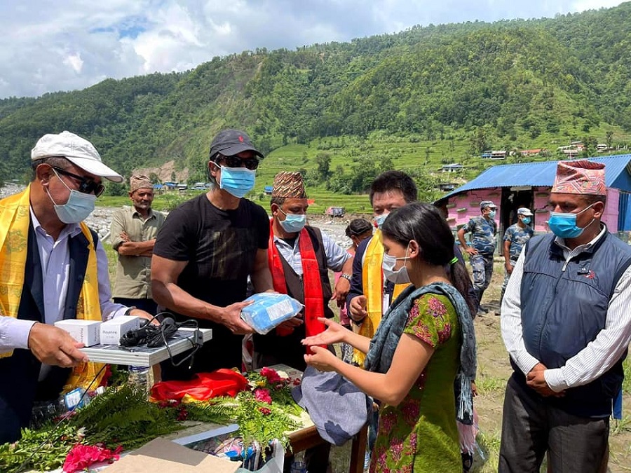 हेलम्बु र पाँचपोखरी पुगेर राजेशले बाँडे राहत